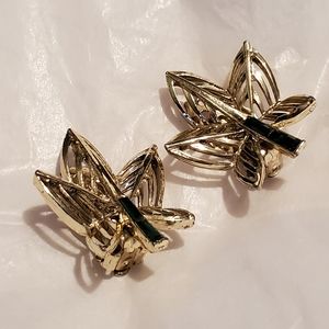 Vintage AMERIQUE Emerald leaf earrings clip on